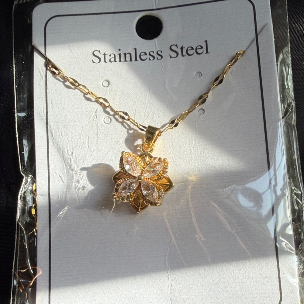 Gold Flower Pendant Necklace